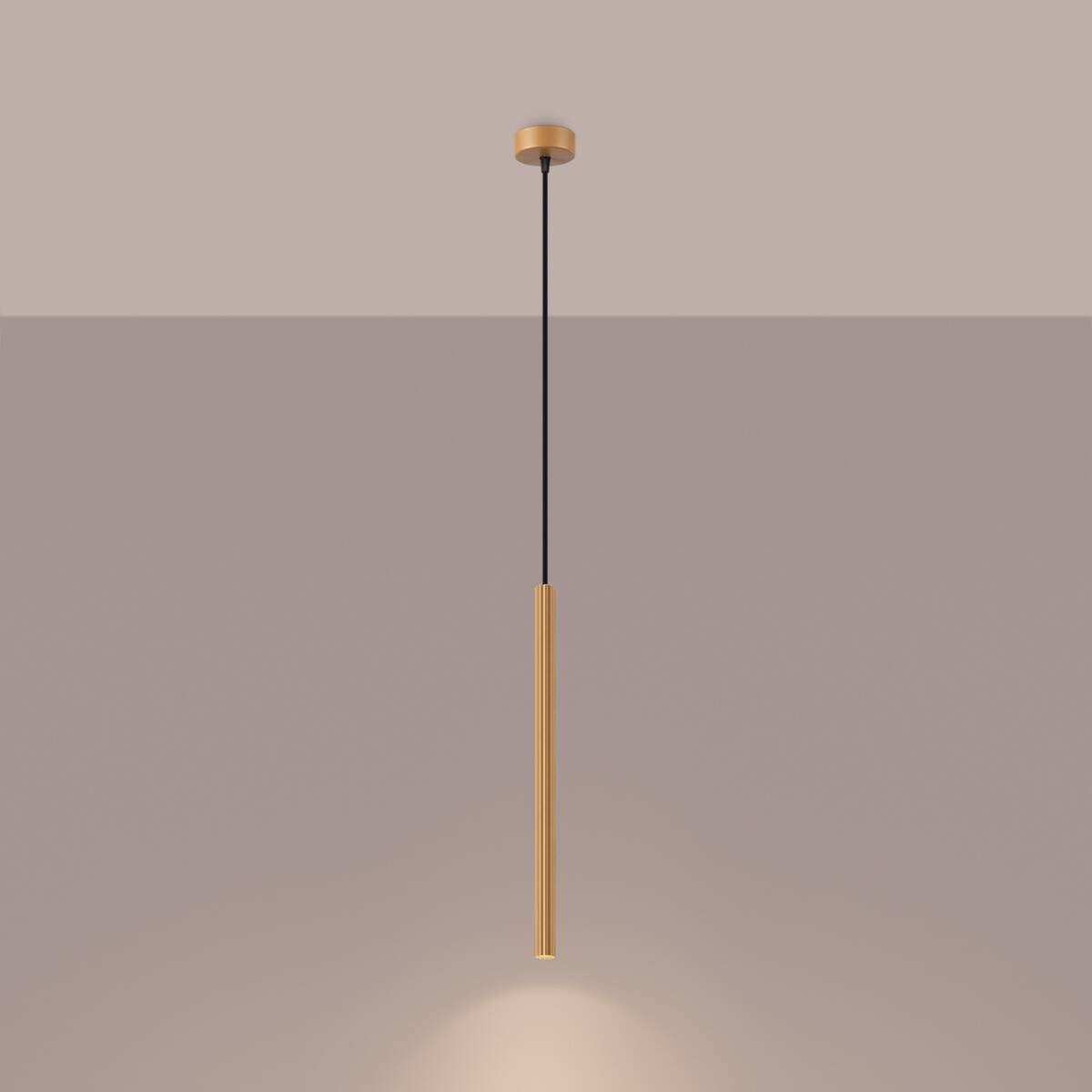 Lampa wisząca Arche 1xG9 w kolorze złotym, o prostym, cylindrycznym kształcie. Zawieszona na czarnym przewodzie, z metalowym mocowaniem sufitowym. Źródło światła umieszczone na dole, emitujące jasne światło. Tło jednolite, w stonowanej kolorystyce.
