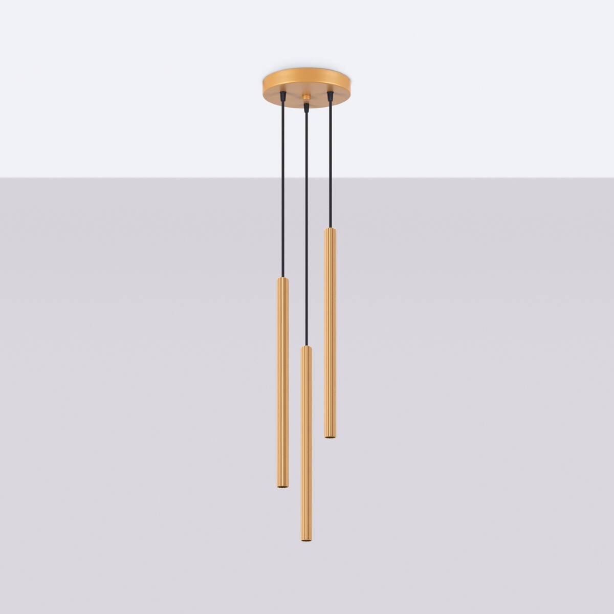 Lampa wisząca Arche 3xG9 w kolorze złotym z trzema cylindrycznymi kloszami zawieszonymi na czarnych przewodach. Prosta konstrukcja, idealna do nowoczesnych wnętrz. Widok z dołu, przytwierdzona do sufitu.