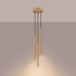 Lampa wisząca Arche z trzema złotymi, cylindrycznymi kloszami na czarnych przewodach. Klasyczna konstrukcja montowana sufitowo, idealna do nowoczesnych wnętrz. Klosze mają teksturowaną powierzchnię, emitując ciepłe światło. Tło w jasnym odcieniu.