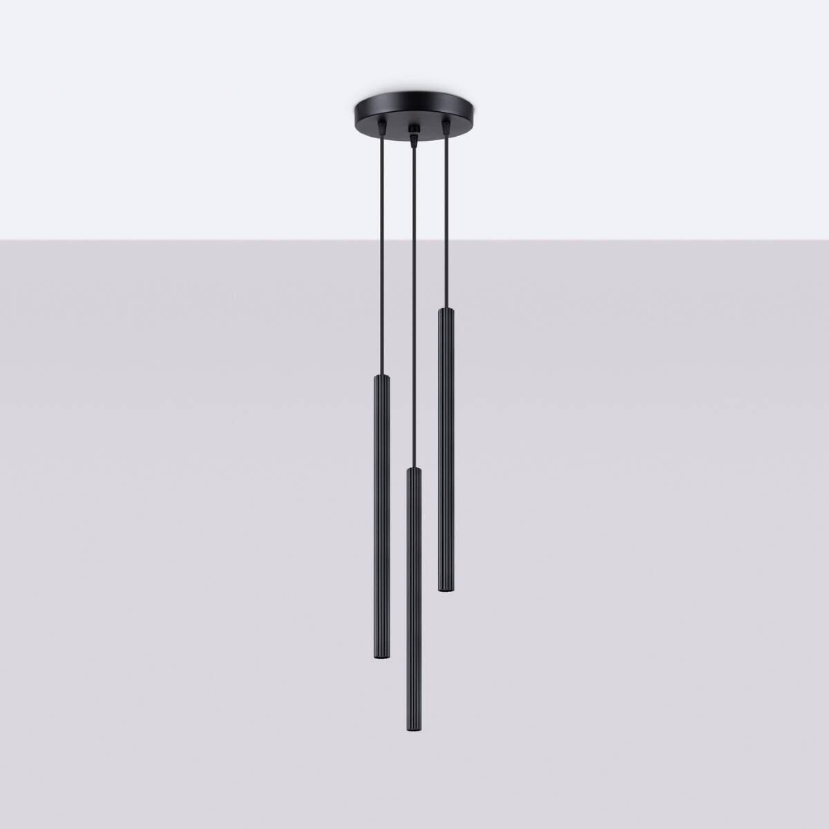 Lampa wisząca Arche 3xG9 w kolorze czarnym, z trzema prostokątnymi, żebrowanymi elementami zwisającymi na cienkich linkach. Montaż do sufitu, minimalistyczny design, idealna do nowoczesnych wnętrz.