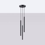 Lampa wisząca Arche 3xG9 w kolorze czarnym, z trzema prostokątnymi, żebrowanymi elementami zwisającymi na cienkich linkach. Montaż do sufitu, minimalistyczny design, idealna do nowoczesnych wnętrz.