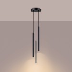 Lampa wisząca Arche w kolorze czarnym z trzema cylindrycznymi abażurami G9, zawieszona na cienkich linkach. Ujęcie z góry, z widocznym źródłem światła, które oświetla przestrzeń poniżej. Prosty, nowoczesny design.