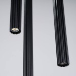 Lampa wisząca Arche w kolorze czarnym, z trzema cylindrycznymi oprawami na żarówki G9. Widoczne teksturowane detale i wewnętrzne diody LED. Ujęcie z bliska, ukazujące końcówki lampy. Proste, jasne tło.
