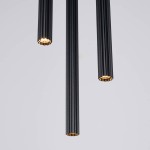 Lampa wisząca Arche 3xG9 w kolorze czarnym z trzema cylindrycznymi, żebrowanymi kloszami. Klosze mają złote wnętrza, co podkreśla ich elegancki design. Ujęcie z dołu, pokazujące detale i źródła światła.