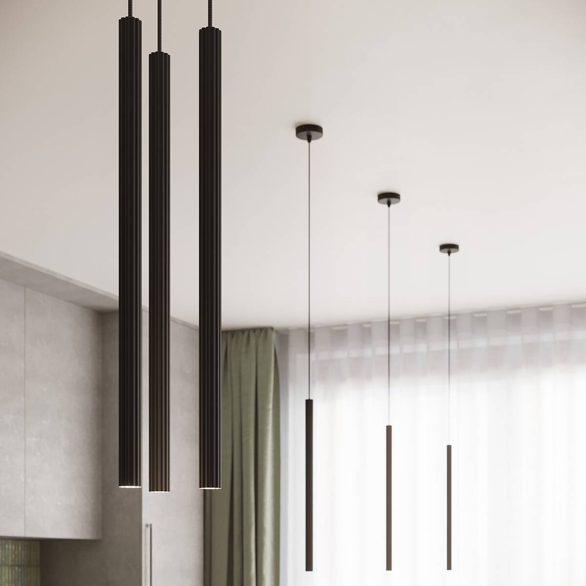 Lampa wisząca Arche, czarna, z trzema cylindrycznymi kloszami, zawieszona na cienkich linkach. Widoczna w nowoczesnym wnętrzu z jasnym tłem oraz zasłonami. Klosze mają teksturowaną powierzchnię, strefy oświetleniowe na dole.
