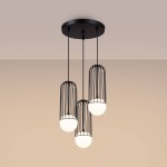 Lampa wisząca Brina 3P, z trzema białymi kulami w metalowych, czarnych kloszach, zawieszona na cienkich linkach. Klosze mają cylindryczny kształt, a całość zamocowana do okrągłej, czarnej podstawy sufitowej.