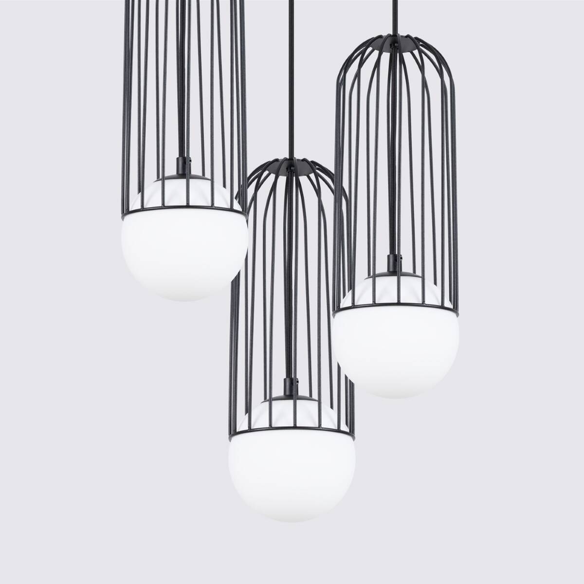 Lampa wisząca Brina 3P w kolorze czarnym z trzema kloszami w formie białych kul, osłoniętymi metalową klatką. Ujęcie z góry, prezentujące zawieszenie i detale konstrukcyjne. Idealna do nowoczesnych wnętrz.