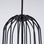 Lampa wisząca Brina 3P z trzema miejscami na żarówki G9, w kolorze czarnym. Ujęcie z góry na konstrukcję z cienkich, metalowych prętów, tworzących półkolistą formę. Widoczny metalowy element mocujący na suficie.