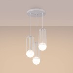 Lampa wisząca Brina 3P z trzema źródłami światła G9. Biała konstrukcja z metalowymi kloszami w kształcie kul, zawieszona na cienkich linkach. Montowana na okrągłej podstawie sufitowej. Tło w delikatnym odcieniu beżu.
