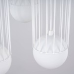 Lampa wisząca Brina 3P z trzema źródłami światła G9, w białej kolorystyce, z okrągłymi kloszami osadzonymi w metalowej, białej siatce. Widok zbliżony, ukazujący detale kloszy i zawieszenia. Tło jasne, jednolite.