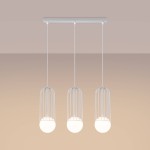 Lampa wisząca Brina 3xG9 w kolorze białym, z trzema okrągłymi kloszami z mlecznego szkła, zamkniętymi w metalowych, białych klatkach. Produkt zawieszony na prostokątnej podstawie, stylowe oświetlenie sufitowe idealne do nowoczesnych wnętrz.