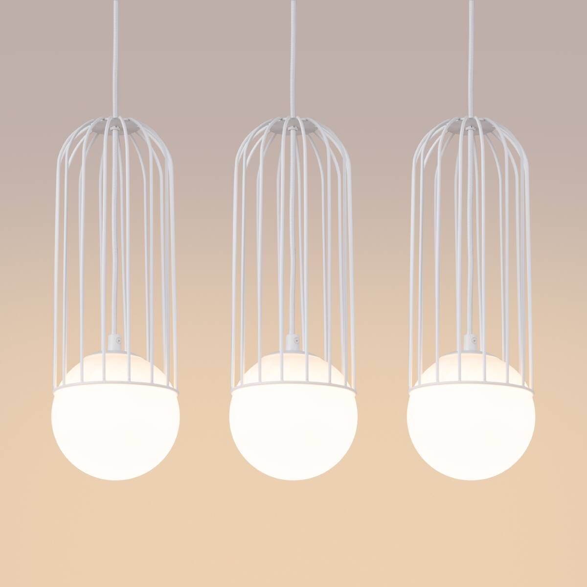Lampa wisząca Brina 3xG9 w białym kolorze, z trzema okrągłymi kloszami w mlecznym odcieniu, osłoniętymi metalową, białą siatką. Zawieszona na białych kablach, w minimalistycznym stylu, na jednolitym tle.