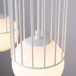 Lampa wisząca Brina 3xG9 w kolorze białym, z okrągłym, mlecznym kloszem osłoniętym metalową, białą siatką. Widać zawieszenie na białym przewodzie. Ujęcie zbliżeniowe na detal lampy, podkreślające subtelną konstrukcję i nowoczesny design.