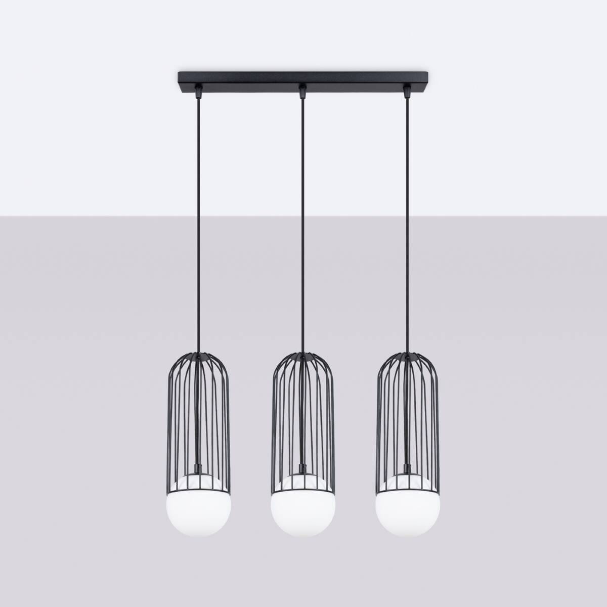 Lampa wisząca Brina 3xG9 w kolorze czarnym z trzema okrągłymi kloszami z białego szkła, umieszczona na prostokątnej podstawie. Klosze w metalowych, siatkowych osłonach, wiszące na cienkich linkach. Ujęcie frontalne na jednolitym tle.