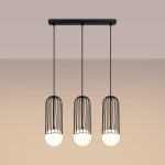 Lampa wisząca Brina z trzema kloszami G9 w czarnych metalowych osłonach w kształcie cylindrów. Klosze z białymi kulistymi żarówkami zawieszone na cienkich linkach. Ujęcie frontalne na jednolitym tle.