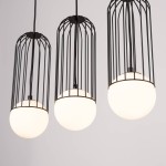 Lampa wisząca Brina 3xG9 w kolorze czarnym z metalową siatką i trzema okrągłymi kloszami z mlecznego szkła. Zawieszona na długich przewodach, w aranżacji na jednolitym tle.