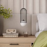 Czarna lampa wisząca Brina z kloszem w formie białej kuli, umieszczona w metalowej klatce. Wisi nad drewnianym stolikiem nocnym, obok książek i szklanki. Tło w neutralnych odcieniach, z miękką poduszką i zielonym kocem.