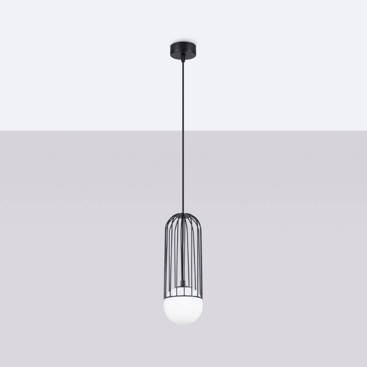 Lampa wisząca Brina 1xG9 w kolorze czarnym. Konstrukcja w formie metalowej klatki z białą, okrągłą oprawą na dole. Zawieszona na cienkim kablu, z mocowaniem sufitowym w tym samym kolorze. Idealna do nowoczesnych wnętrz.