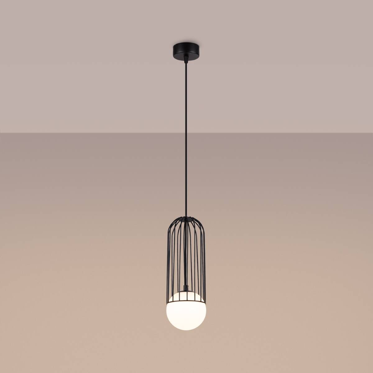 Czarna lampa wisząca Brina z kloszem w formie metalowej siatki, zawieszona na cienkim przewodzie. W dolnej części znajduje się okrągła, biała żarówka. Produkt wisi na jednolitym tle o delikatnym odcieniu.