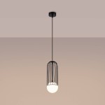 Czarna lampa wisząca Brina z kloszem w formie metalowej siatki, zawieszona na cienkim przewodzie. W dolnej części znajduje się okrągła, biała żarówka. Produkt wisi na jednolitym tle o delikatnym odcieniu.