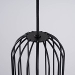 Czarna lampa wisząca Brina z jednym gniazdem G9, widok z góry na metalową konstrukcję z otwartym kloszem, zbudowaną z cienkich prętów w kształcie klatki. Uchwyt w formie okrągłej podstawy z elementem mocującym. Tło jasne, proste.