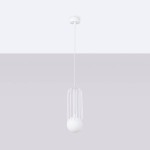 Biała lampa wisząca Brina z kloszem w kształcie kuli, umieszczona w metalowej klatce. Ujęcie z dołu, pokazujące lampę zawieszoną na cienkim przewodzie. Prosta, nowoczesna forma, idealna do aranżacji wnętrz.