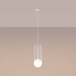 Lampa wisząca Brina 1xG9 w kolorze białym, zawieszona na cienkim, białym przewodzie. Posiada okrągłą, mleczną kulę w metalowej, białej klatce. Ujęcie z dołu, na jednolitym tle, podkreślające minimalistyczny design.