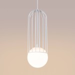 Biała lampa wisząca Brina z metalowym kloszem w formie siatki, z okrągłą, mleczną żarówką G9. Zawieszona na białym przewodzie, prezentuje nowoczesny design, idealna do różnych aranżacji wnętrz.
