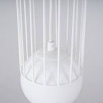 Biała lampa wisząca Brina z jedną oprawą G9, z metalowym kloszem otoczonym cienkimi prętami. Widoczny detal to okrągła, matowa podstawa. Lampa zawieszona na białym przewodzie, zdjęcie ukazuje ją z góry, w zbliżeniu na elementy konstrukcyjne.