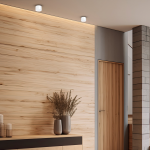 Biała lampa sufitowa Cyklop tuba 1xGX53, zamontowana na gładkim suficie w nowoczesnym wnętrzu. W tle widoczna drewniana ściana i minimalistyczne dekoracje, tworzące przytulną atmosferę. Lampa o prostym, cylindrycznym kształcie.