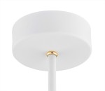 Biała lampa wisząca Charlotte z pięcioma oprawami E27. U góry okrągła, matowa osłona z białego materiału, z elementem w kolorze złotym. Lampa zawieszona na prostym, białym przewodzie.