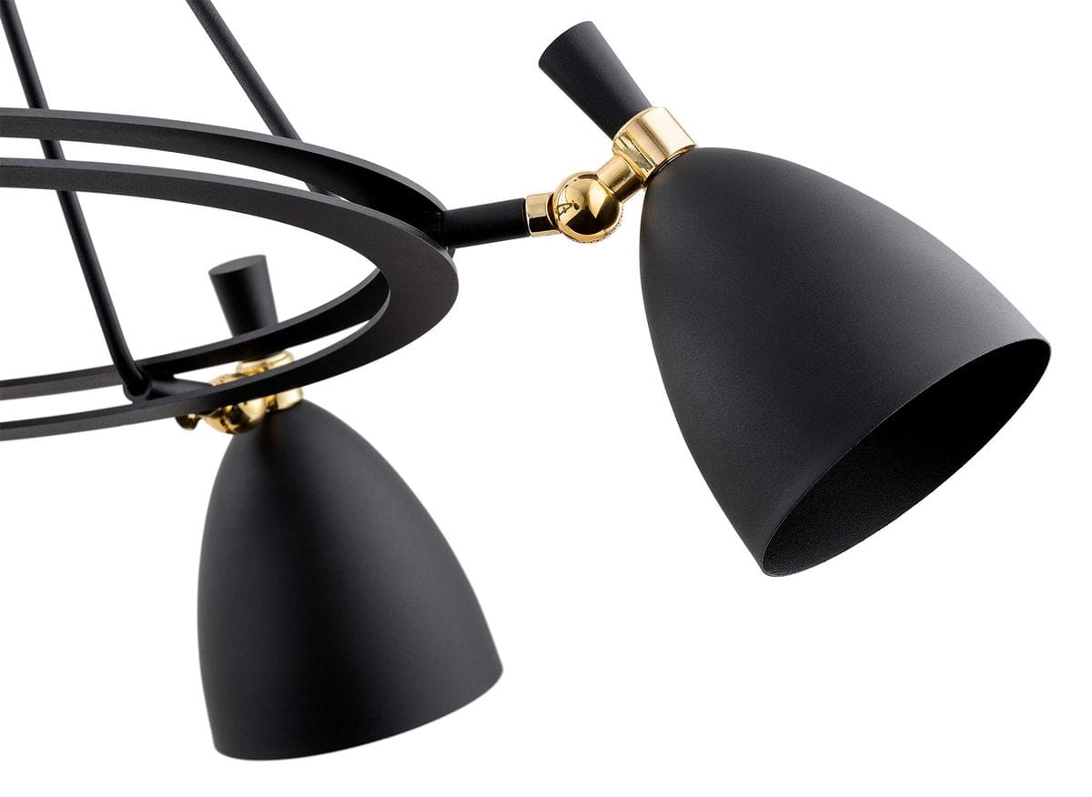 Lampa wisząca Charlotte w kolorze czarnym z pięcioma oprawami E27. Posiada metalową konstrukcję z okrągłymi, matowymi kloszami oraz złotymi elementami mocującymi. Ujęcie z boku, ukazujące detale kloszy i mechanizmu obrotowego.