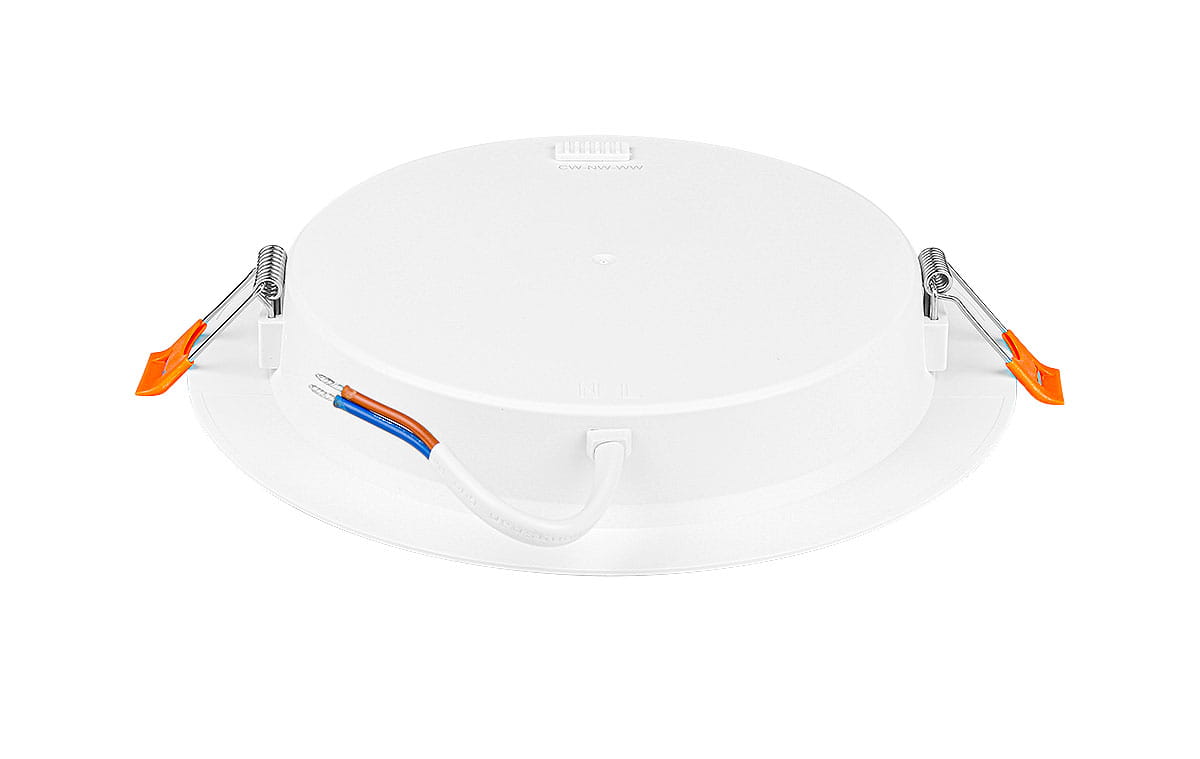 Oprawa do zabudowy LED Bingo R o średnicy ok. 18 cm, w kolorze białym, z widocznymi przewodami (niebieskim, brązowym i żółto-zielonym) oraz sprężynami mocującymi. Produkt przeznaczony do montażu w sufitach podwieszanych.