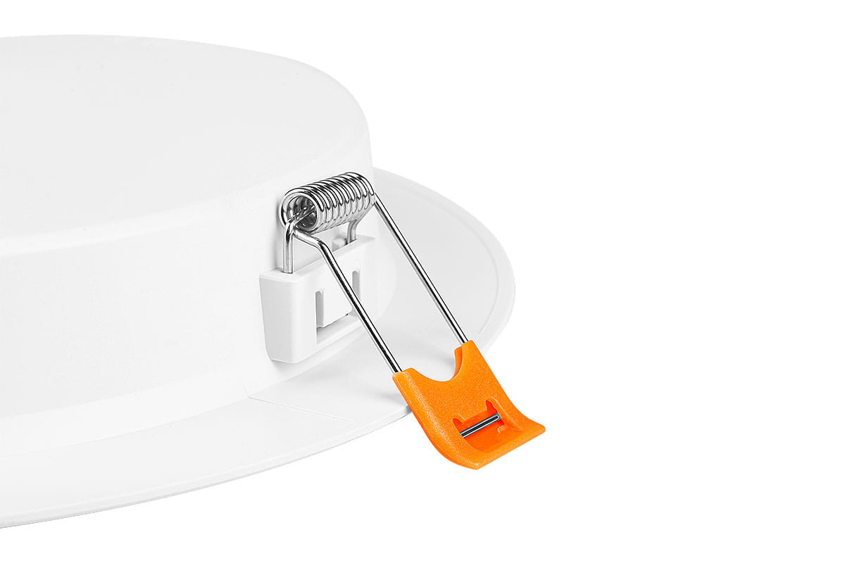 Oprawa do zabudowy LED Bingo R 12W w białej obudowie, widoczny detal z zamkiem sprężynowym i pomarańczowym uchwytem. Produkt w pozycji leżącej, ukazujący mechanizm montażowy.