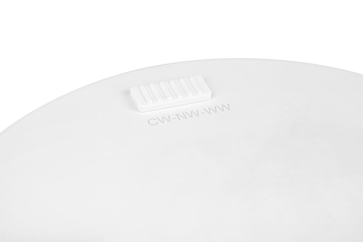 Bingo R oprawa do zabudowy LED 12W/960lm/3CCT w kolorze białym, okrągła, z widocznym przyciskiem do regulacji. Ujęcie z góry, ukazujące gładką powierzchnię i subtelne logo na obudowie.