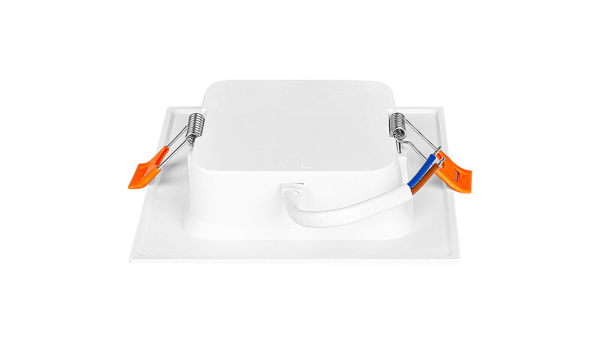 Bingo S oprawa do zabudowy LED 6W, 480lm, 4000K w kolorze białym. Produkt ma kwadratowy kształt, widoczne metalowe sprężyny mocujące oraz przewody elektryczne. Ujęcie z góry, na jednolitym tle.