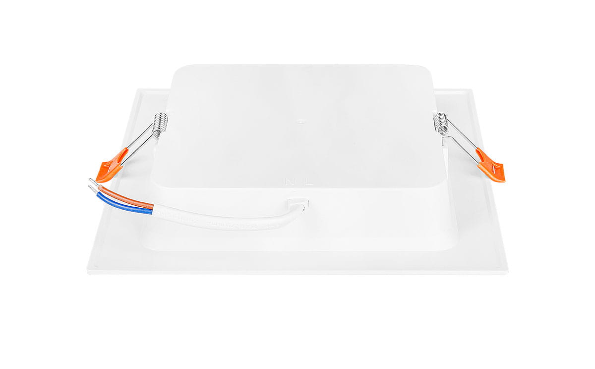 Oprawa do zabudowy LED Bingo S w białym kolorze, o kwadratowym kształcie. Widoczne przewody elektryczne oraz sprężynki mocujące. Zestaw do montażu w sufitach podwieszanych. Wydajność 12W, jasność 960lm, temperatura barwowa 4000K.