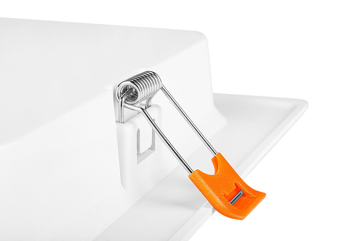 Oprawa do zabudowy LED Bingo S w kolorze białym, z widocznym metalowym sprężynowym mocowaniem i pomarańczowym uchwytem. Ujęcie z boku, pokazujące detal mocowania. Produkt o mocy 12W, strumieniu świetlnym 960lm i temperaturze barwowej 4000K.