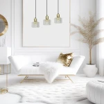 Lampa wisząca Lumi 3xG9 w kolorze czarnym i złotym, z trzema kloszami w kształcie sześcianu. Klosze wykonane z przezroczystego materiału, zawieszone na cienkich, czarnych przewodach, w nowoczesnym wnętrzu z białą sofą i złotymi akcentami.