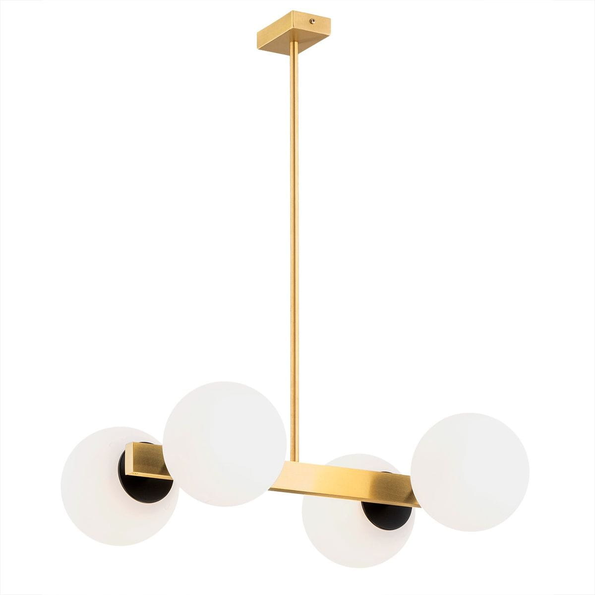 Lampa wisząca Freemont z czterema oprawami E27, w złotym kolorze. Składa się z prostokątnego stelaża i trzech okrągłych kloszy z mlecznego szkła, zawieszona na cienkim metalowym pręcie. Ujęcie z przodu, na białym tle.