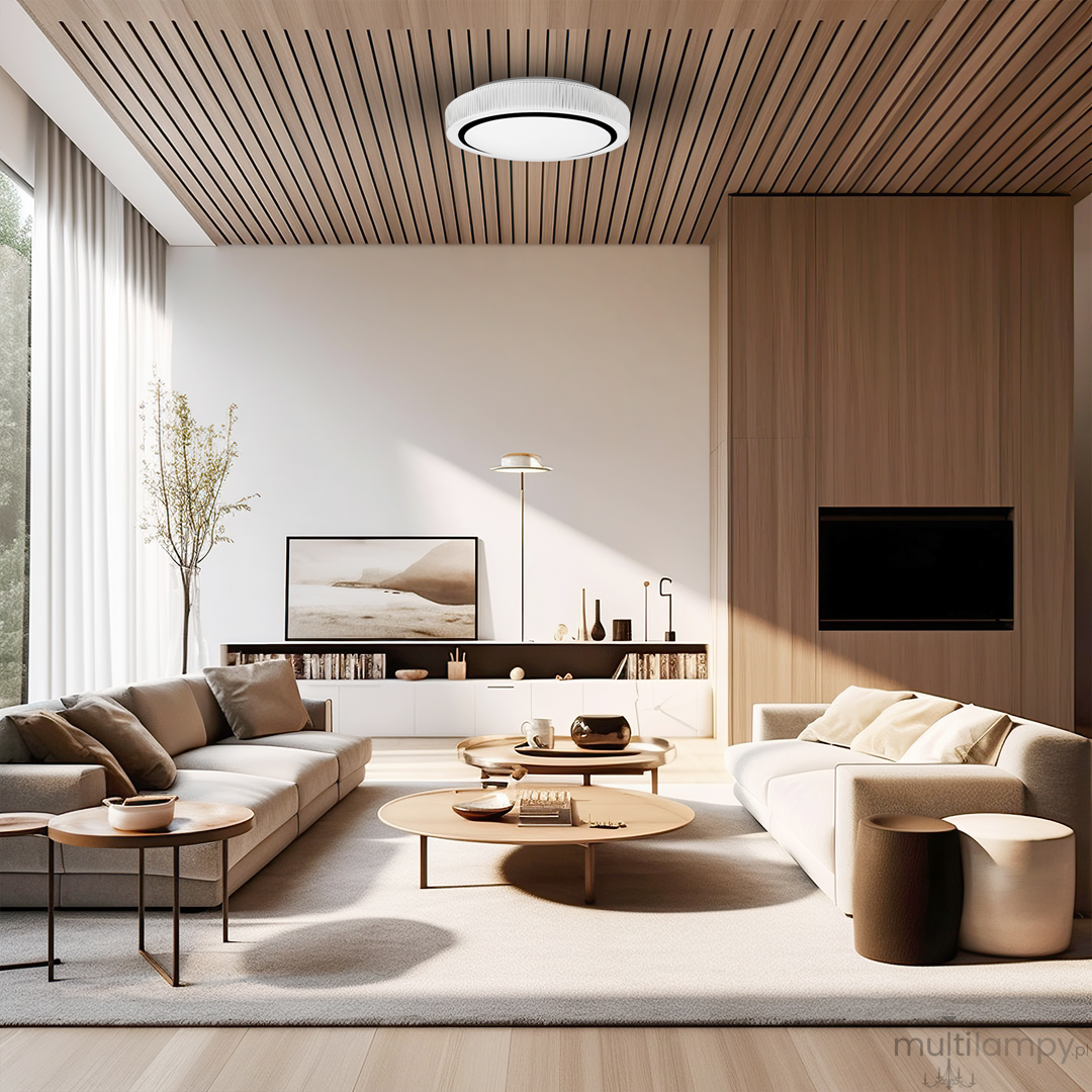 Plafon Miri z pilotem, 1xLED/34W w kolorze białym i czarnym, zamontowany na drewnianym suficie. Oświetlenie okrągłe, minimalistyczne, idealne do nowoczesnych wnętrz. Otoczenie: salon z sofą, stolikiem kawowym i dekoracjami.