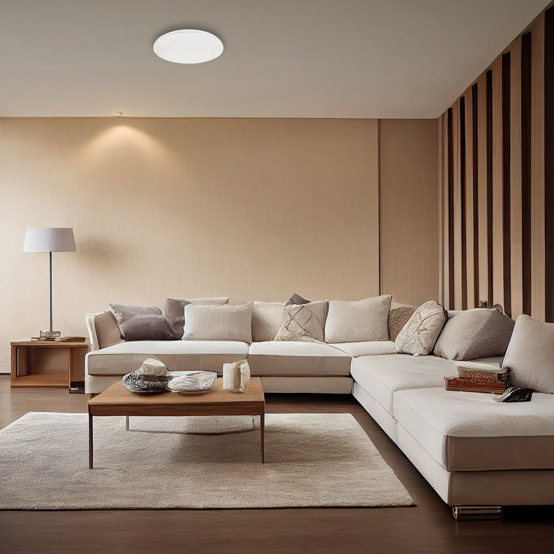 Plafon Allister D48 w kolorze białym, zamontowany na suficie. Oświetlenie LED o mocy 50W, z pilotem do zdalnego sterowania. Widoczny w nowoczesnym wnętrzu z jasnymi meblami i dekoracjami.