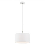 Lampa wisząca Karin w kolorze białym z kloszem w kształcie walca. Posiada jedno gniazdo E27, zawieszenie na białym przewodzie i złotym mocowaniu. Ujęcie frontalne, na jednolitym tle.