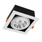 Oprawa do zabudowy Plaza 1xGU10 AR111 w kolorze białym i czarnym. Kwadratowy kształt z metalowym reflektorem w środku, zamontowana w sufitowej konstrukcji z widocznymi elementami mocującymi.