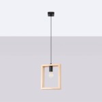 Lampa wisząca Aries 1xE27 w kolorze czarnym i naturalnym drewnie. Posiada prostokątną ramę z drewna z czarnym uchwytem na żarówkę. Zawieszona na cienkim, czarnym przewodzie. Tło jasnoszare, podkreślające minimalistyczny design.