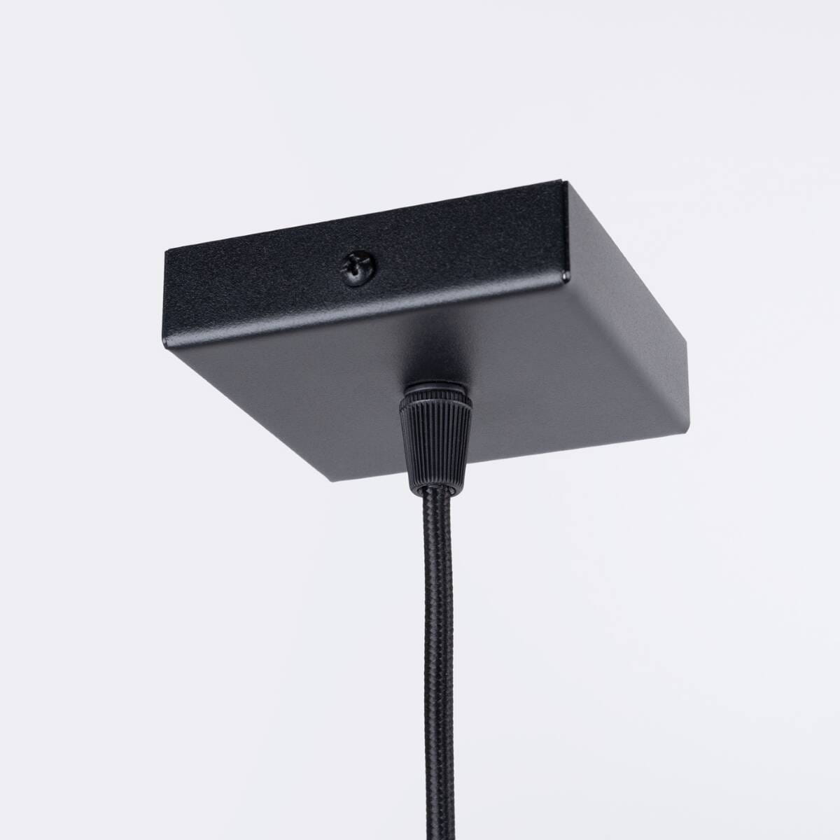 Czarna lampa wisząca Aries z metalowym mocowaniem i tekstylnym kablem. Widok z góry, pokazujący prostokątną bazę lampy z widocznym mocowaniem do sufitu. Idealna do wnętrz w stylu nowoczesnym.