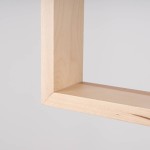 Lampa wisząca Aries 1xE27 w kolorze czarnym z drewnianymi elementami. Widok z boku na drewniany stelaż o gładkiej fakturze, z wyraźnymi krawędziami i narożnikami. W tle jasne, neutralne tło, podkreślające naturalny materiał.