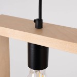 Lampa wisząca Aries 1xE27 w kolorze czarnym z drewnianym elementem. Widoczny metalowy uchwyt z czarnym wykończeniem i przezroczysta żarówka. Kąt ujęcia z góry, pokazujący detal mocowania i fakturę drewna.