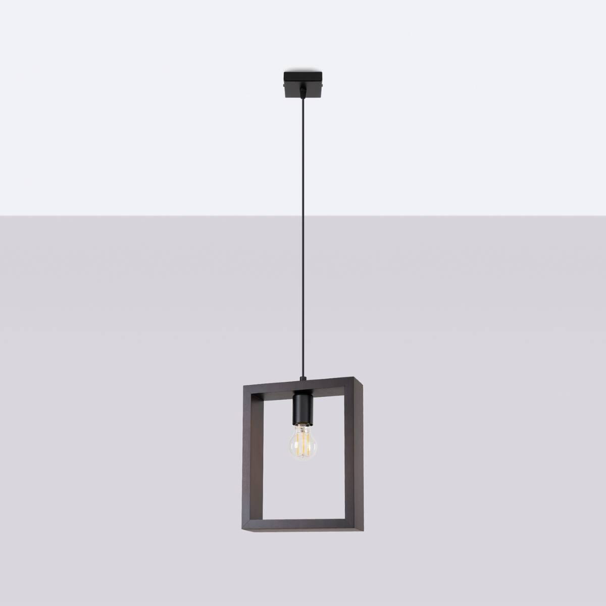 Lampa wisząca Aries w kolorze czarnym i wenge, z metalowym kwadratowym ramieniem, zawieszona na cienkim przewodzie. W centralnej części znajduje się oprawka na żarówkę E27, z widoczną żarówką w stylu retro. Tło jasnoszare.