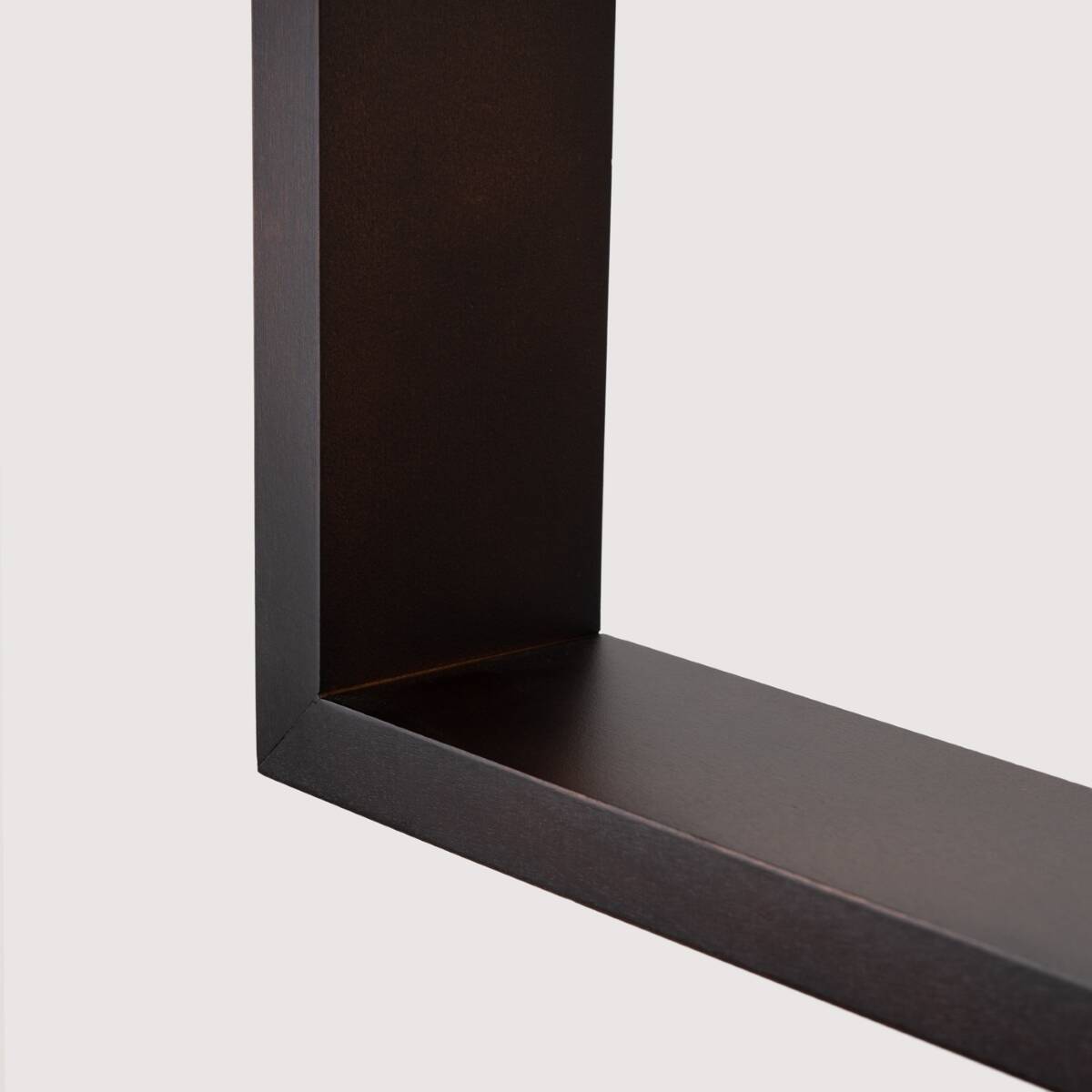 Lampa wisząca Aries w kolorze czarnym i wenge, z jedną oprawą na żarówkę E27. Ujęcie z boku, ukazujące kąt prosty oraz teksturowaną powierzchnię. Prosta, nowoczesna forma pasująca do różnych wnętrz.